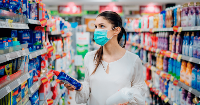 mujer seleccionando productos de limpieza para la nueva normalidad covid19