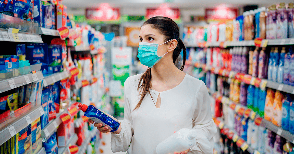 mujer seleccionando productos de limpieza para la nueva normalidad covid19