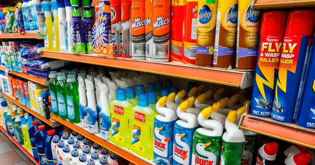 artículos de limpieza en estante de una tienda de limpieza recién inaugurada