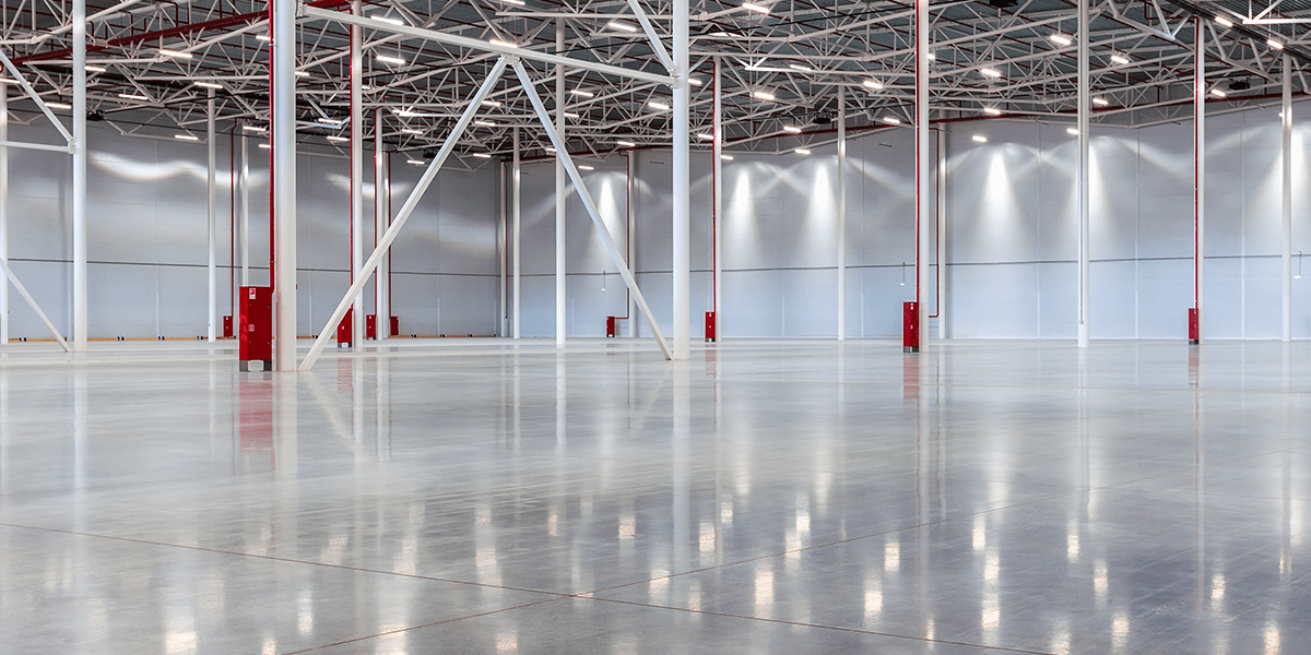 nave industrial limpia con piso pulido