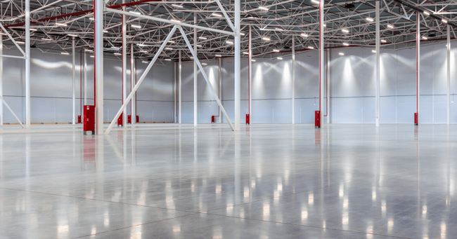 nave industrial limpia con piso pulido